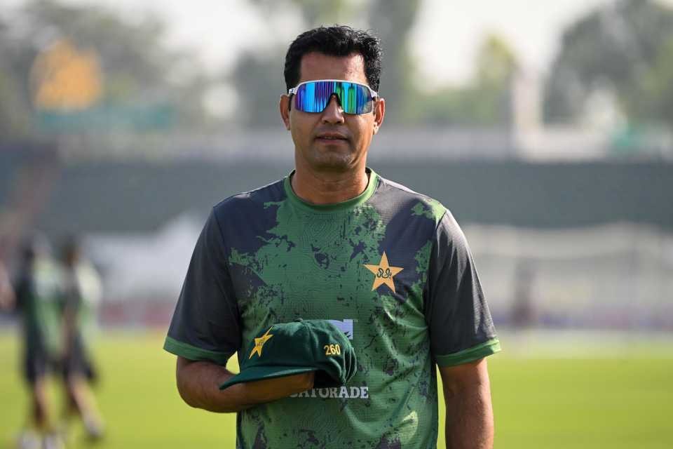 डेब्यू कैप के साथ आसिफ अफरीदी। उन्हें शाहिन शाह अफरीदी ने डेब्यू कैप दी।