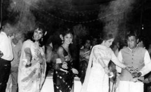 फिल्म आदमी और इंसान के सेट पर दिवाली सेलिब्रेट करतीं एक्ट्रेस मुमताज और सायरा बानो।