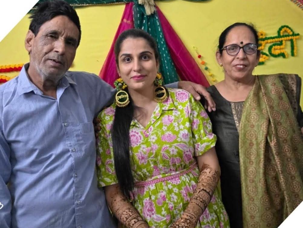 उकलाना की रहने वाली टीना शर्मा अपने माता-पिता के साथ।