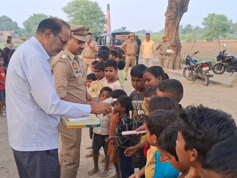 बलिया के दुबहर थानाध्यक्ष ने बच्चों संग मनाई दीपावली:  मिठाई और फुलझड़ी बांटकर खुशियां साझा कीं – Ballia News