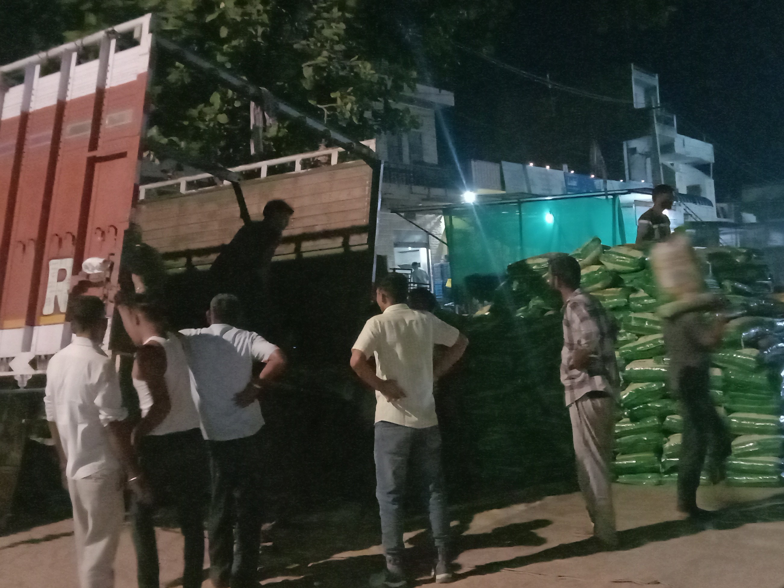 खाई लगभग दो-तीन दिन पहले पाइपलाइन बिछाने के लिए खोदी गई थी।