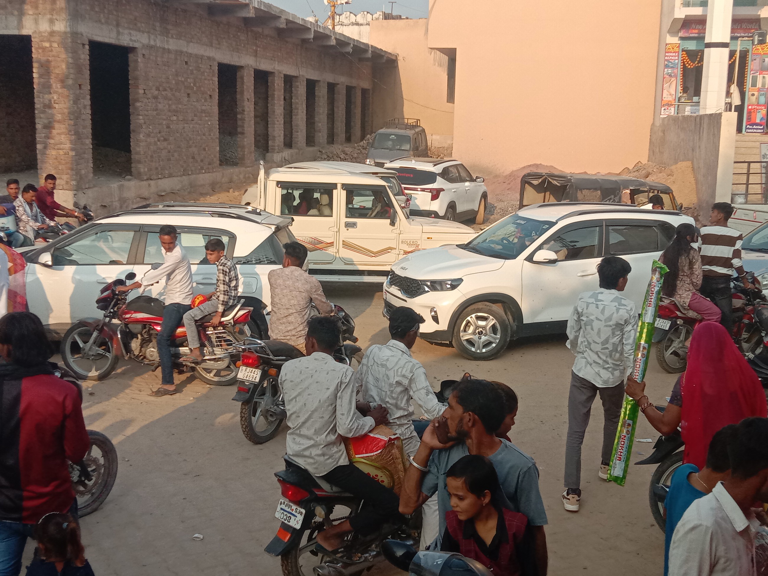 दीपावली के कारण बाजार में पैदल राहगीरों, दोपहिया और चारपहिया वाहनों की भारी भीड़ देखी गई, जिससे यातायात व्यवस्था प्रभावित हुआ।