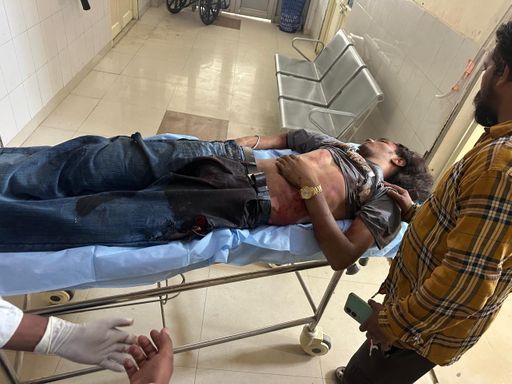 हादसे में के बाद घायल को अस्पताल लाया गया।