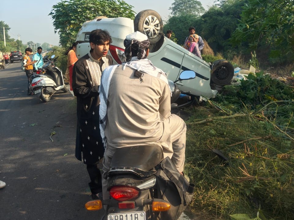 जालंधर में तेज रफ्तार कार ने बाइक को उड़ाया:  गाड़ी भी पलटी, नाले में गिरे बाइक सवार की मौत; आरोपी मौके से फरार – Jalandhar News