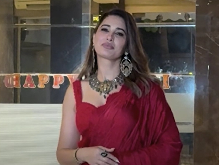बॉलीवुड एक्ट्रेस नर्गिस फाखरी भी साड़ी में पार्टी में शामिल हुईं।