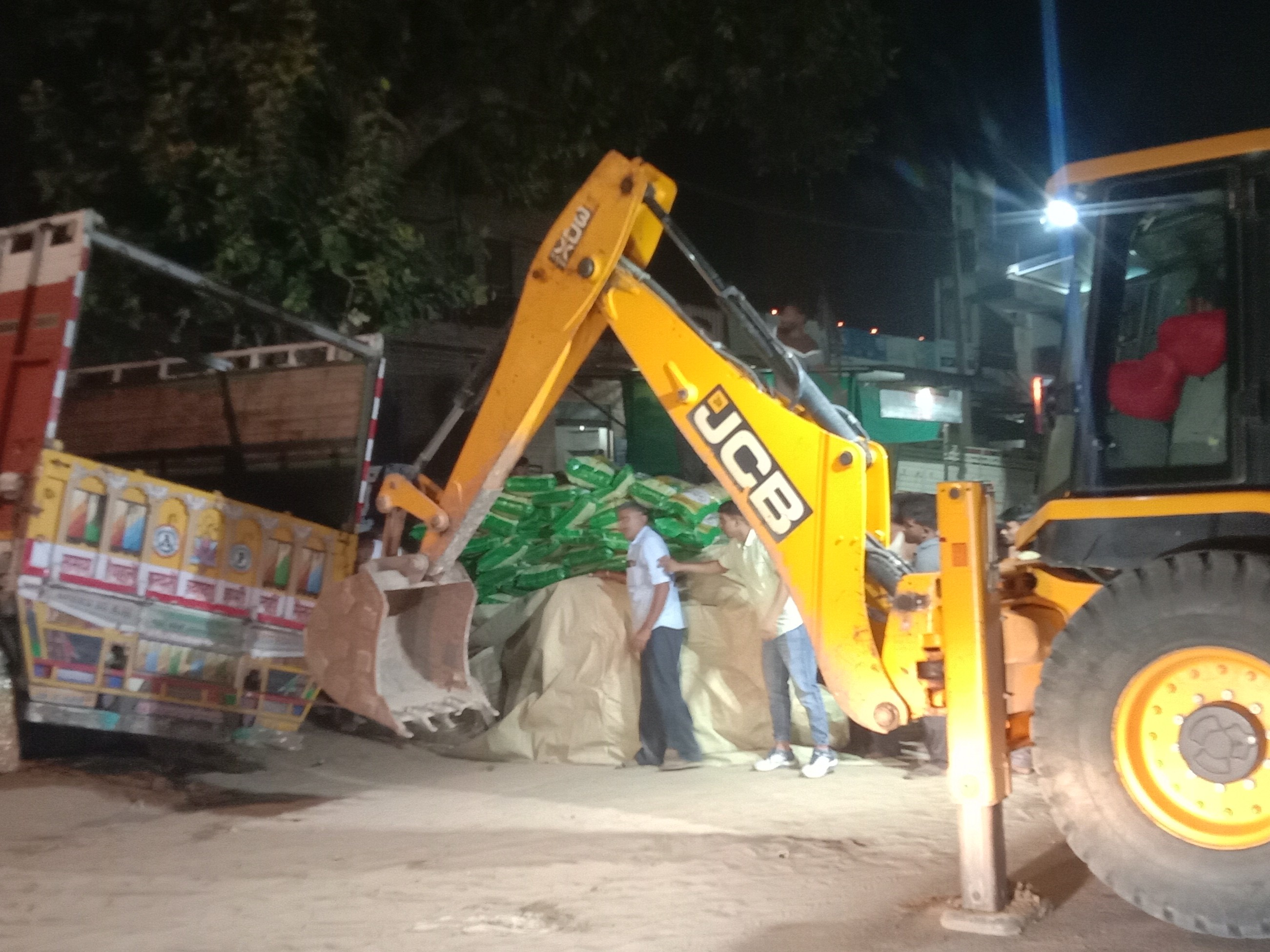 25 टन मोठ से लदे ट्रक का टायर सड़क किनारे बनी खाई में धंस गया।