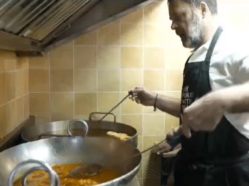 राहुल ने इमरती को तलने के बाद चाशनी में डाला।