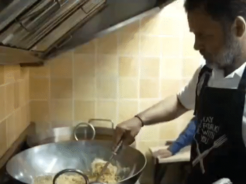 राहुल लड्डू बनाने के लिए बेसन को कढ़ाई में भूनते हुए।