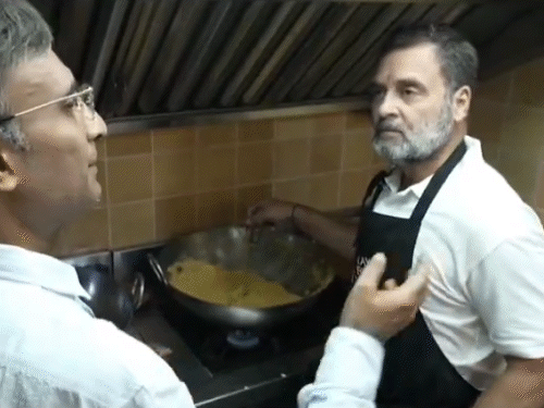 राहुल ने सोमवार को शॉप के ओनर और वहां के कर्मचारियों से बात कर मिठाइयों के बारे में पूछा।