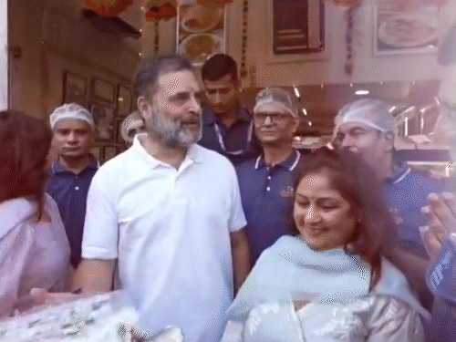 शॉप से निकलते समय राहुल ने वहां के मालिक और कर्मचारियों के साथ फोटो भी खिंचवाई।