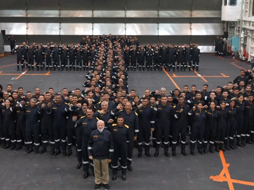 पीएम मोदी ने सोमवार सुबह नौसैनिकों के साथ भारत माता के नारे लगाए।