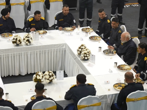 पीएम मोदी ने रविवार रात को नेवी के अफसरों और नौसैनिकों के साथ खाना खाया।