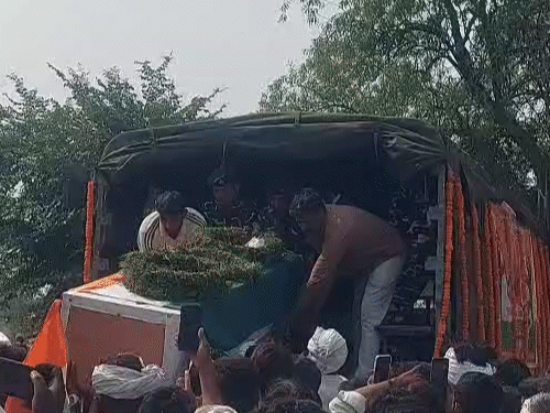 शहीद के पार्थिव शरीर को अंतिम विदाई देने उमड़ी भीड़।