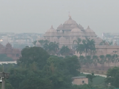 दिल्ली के ज्यादातर इलाकों में सोमवार सुबह AQI 300 से पार पहुंच गया है। यह बहुत खराब स्थिति है। - Dainik Bhaskar