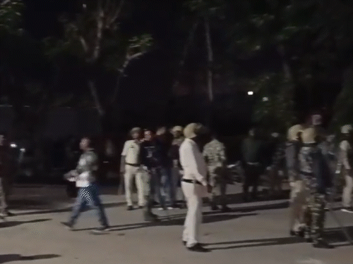 तनाव की स्थिति को देखते हुए पुलिस बल तैनात रही।