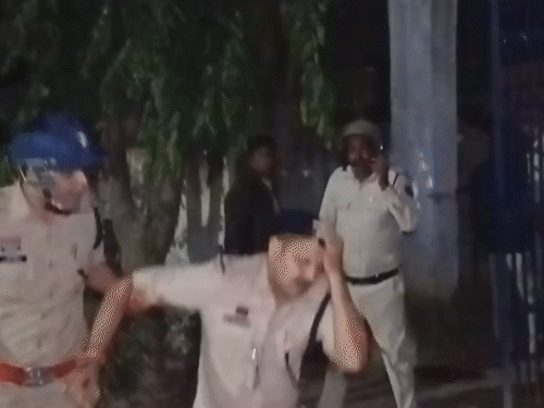 ग्रामीणों के हमले में थाना प्रभारी के सिर में चोट आई है।