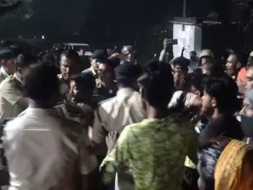 थाना परिसर में पुलिसकर्मियों में ग्रामीण में झूमाझटकी हुई।