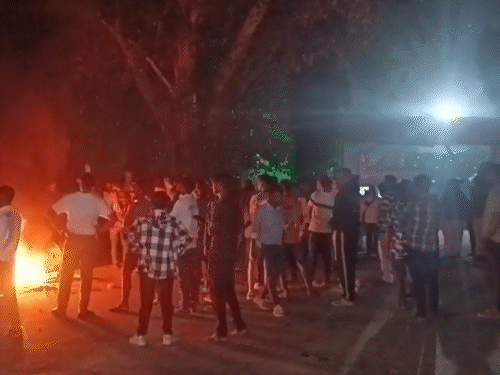 नाराज ग्रामीणों ने थाने के बाहर आगजनी की।