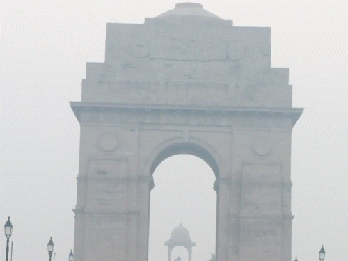 सोमवार सुबह दिल्ली के इंडिया गेट इलाके में AQI 347 दर्ज किया गया, जो ‘गंभीर’ श्रेणी में आता है।