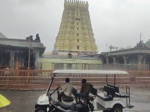 भारी बारिश के बीच दिवाली पर श्रद्धालु रामेश्वरम मंदिर पहुंचे