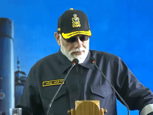 PM Narendra Modi Diwali 2025 Photos; Army BSF Jawan | Pakistan Border | मोदी ने INS विक्रांत पर नौसैनिकों के बीच दिवाली मनाई: गाना सुना, जवानों को मिठाई खिलाई; कहा- सेनाओं ने