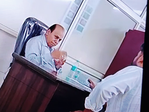 डिस्ट्रिक हेल्थ ऑफिसर डॉ. मनोज कौरव से मिलने एक व्यक्ति उनके पास आया था। - Dainik Bhaskar