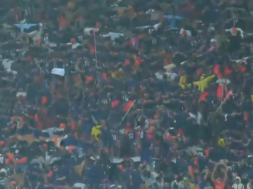 केरल के मंजेरी के पय्यानाड स्टेडियम में भारी बारिश के बीच फैंस ने मैच देखा