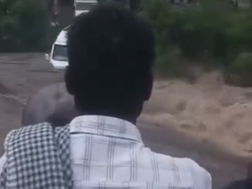 19 अक्टूबर को कट्टाप्पना में बाढ़ से बस बही