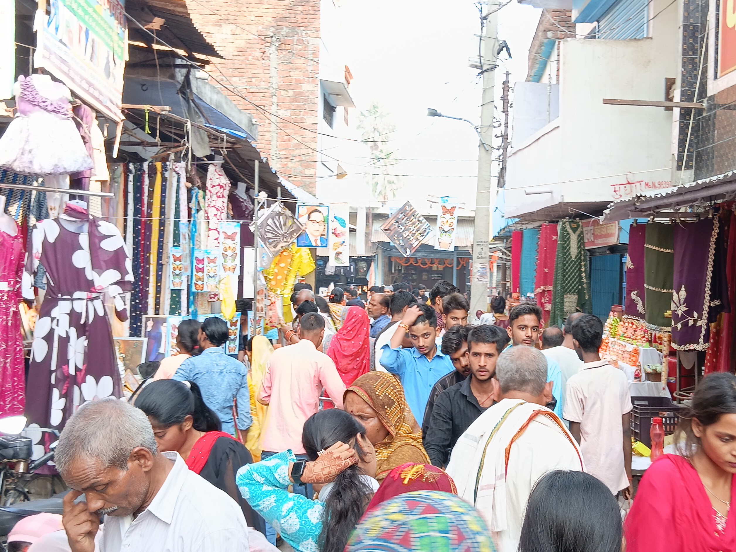 Bkhira A huge crowd gathered at Bakhira Bazaar on Diwali. | बखिरा बाजार में ...