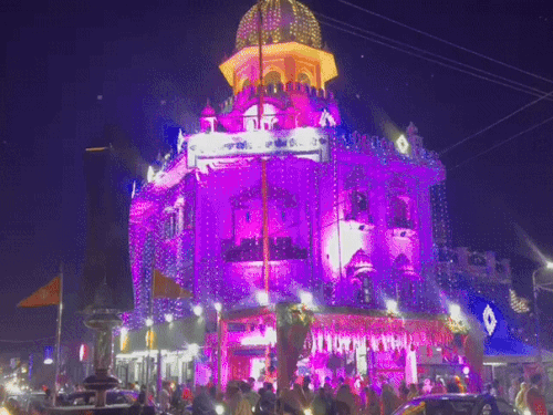 लुधियाना के मॉडल टाउन एक्सटेंशन में स्थित बाबा दीप सिंह गुरुद्वारा साहिब, जो रंग-बिरंगी लाइटों से सजा है।