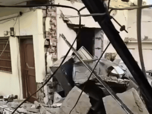 ब्लास्ट होने के कारण कमरों की छत गिर गई