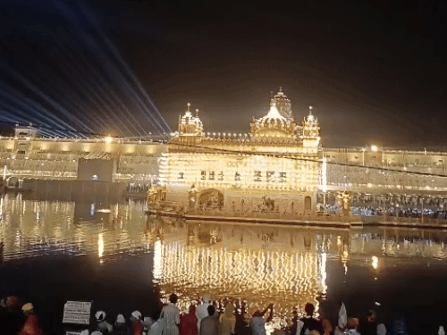 दिवाली पर रंग-बिरंगी लाइटों से जगमग गोल्डन टेंपल।