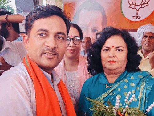 कैबिनेट मंत्री आरती राव और अरविंद शर्मा की पत्नी रीता शर्मा के साथ पार्षद संजय जांगड़ा। - फाइल फोटो