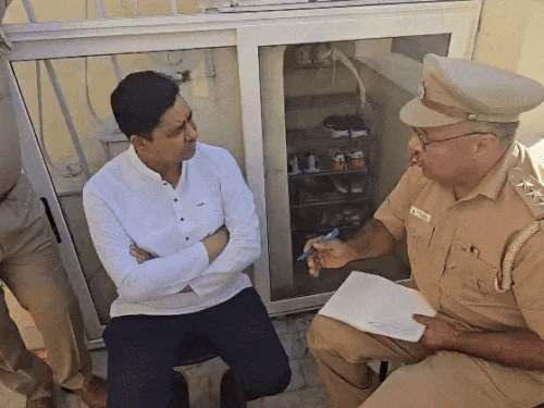 पुलिस को मामले की जानकारी देते मोहल्ले के लोग।