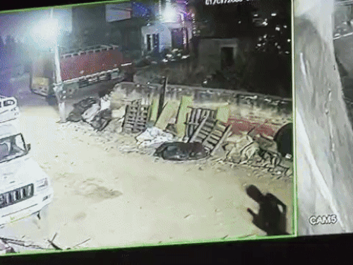 दोनों ड्राइवरों को गोदाम पर मारपीट के बाद फरार होते आरोपी