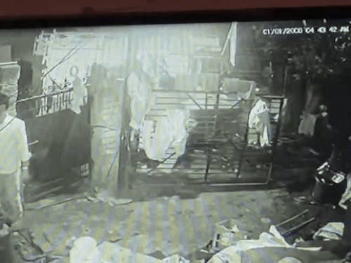 आरोपी वारदात के बाद डंडे लेकर भागते हुए