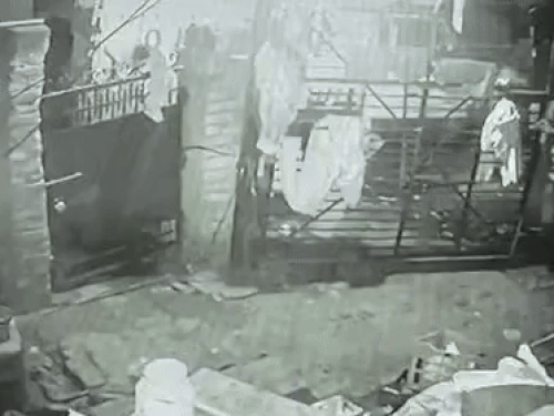 गोदाम में घुसते हुए आरोपी