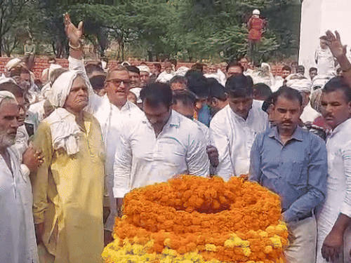 फूल चढ़ाकर श्रद्धांजलि देते SSB जवान।