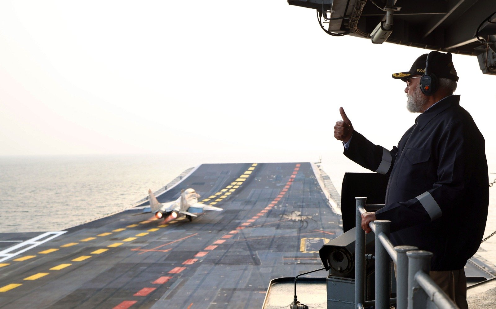 पीएम मोदी ने रविवार को INS विक्रांत से मिग 29 के उड़ान को देखा।