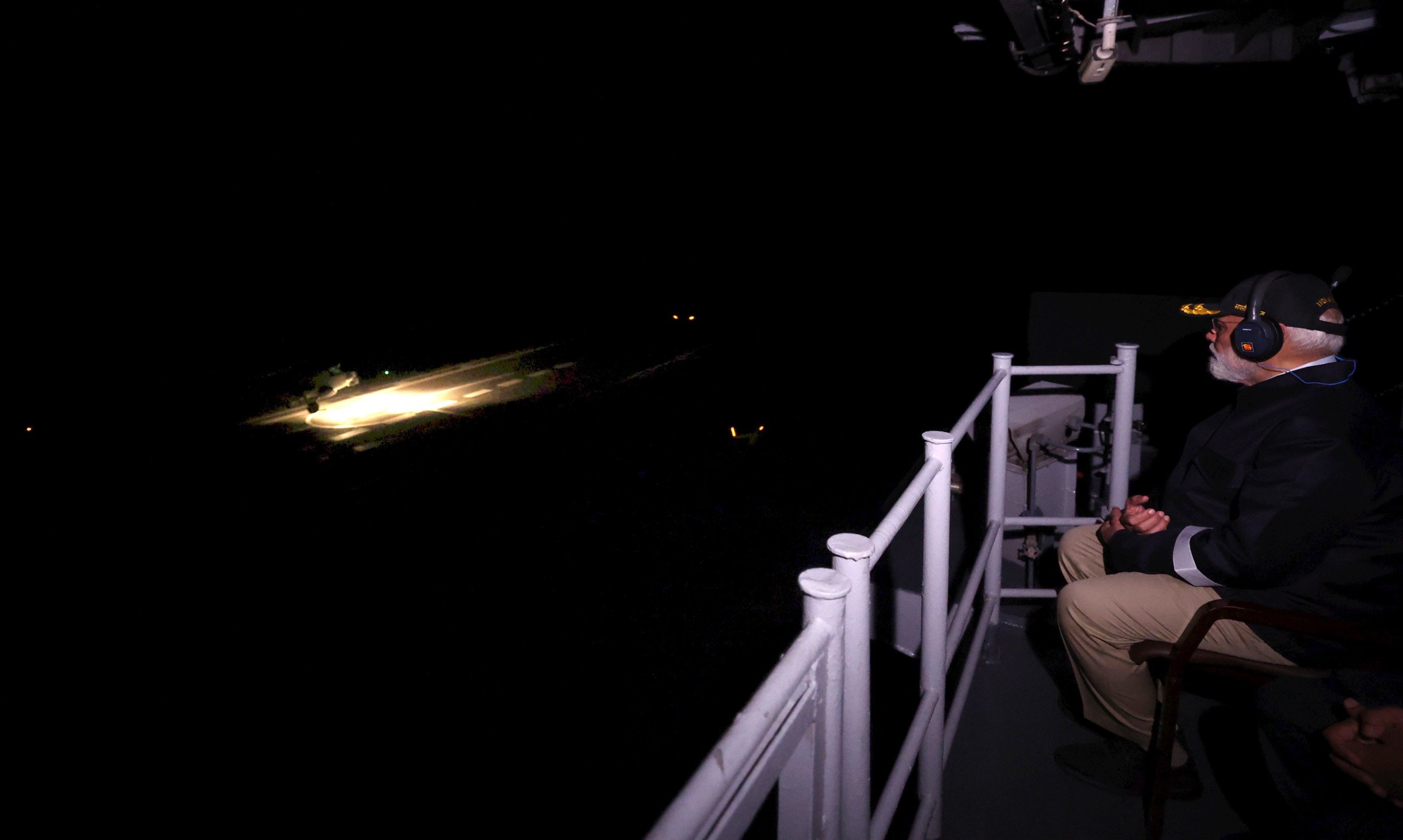 INS विक्रांत पर रविवार रात को मिग 29 की उड़ान को देखा।