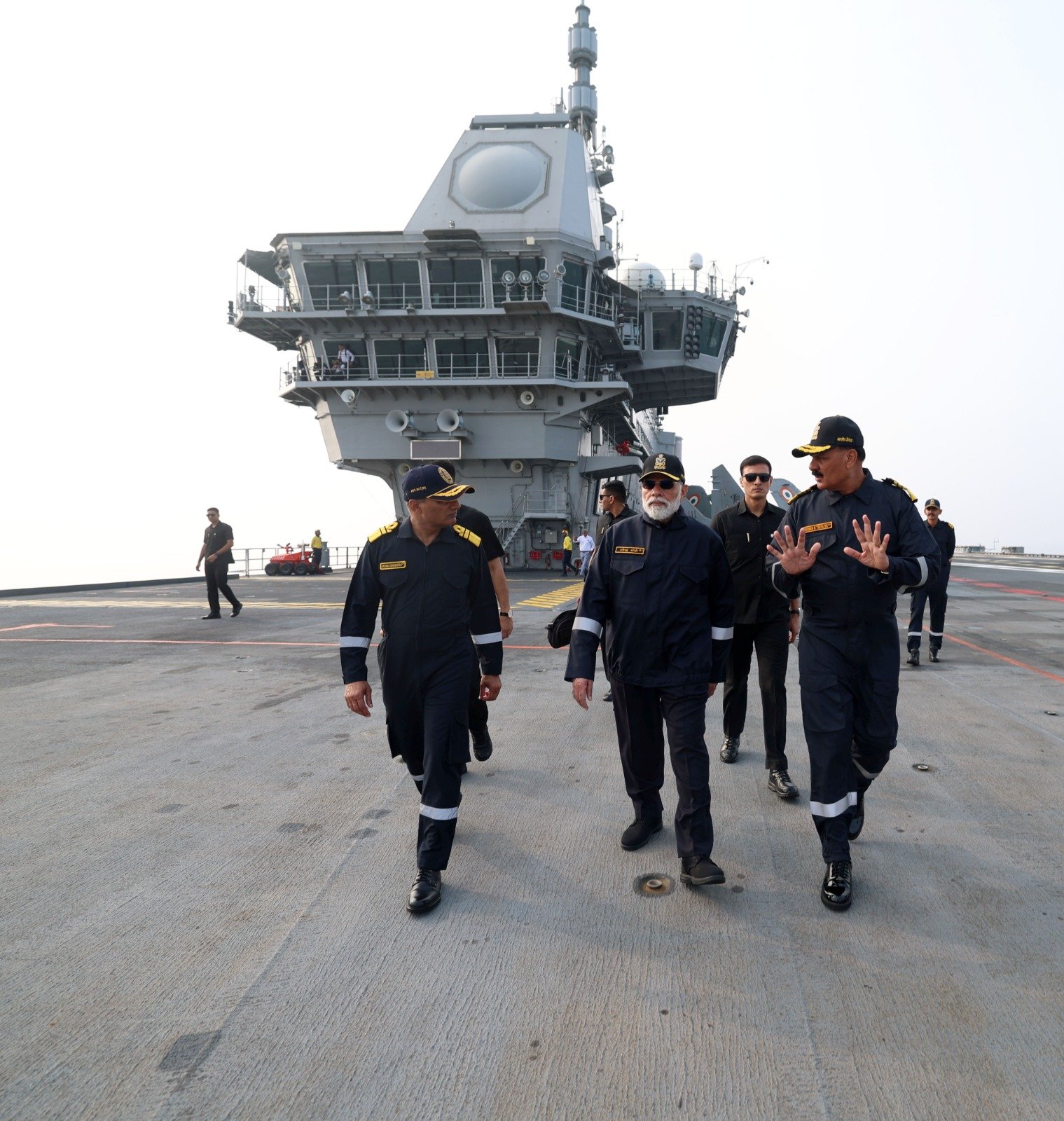 मोदी रविवार को INS विक्रांत पर पहुंच गए थे। नेवी अफसरों से बातचीत की।