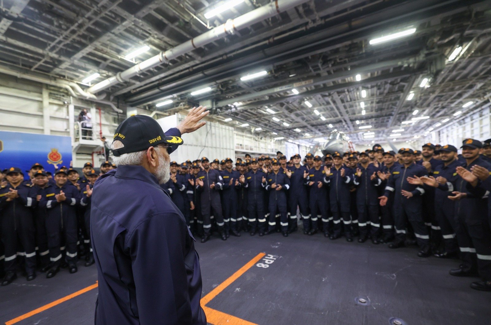 पीएम मोदी ने सोमवार सुबह नौसैनिकों से साथ बातचीत की।