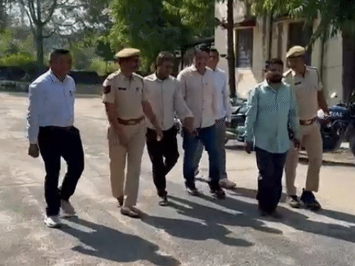 उदयपुर जिले की फतहनगर थाना पुलिस ने दबिश देकर दो शातिर चोरों को पकड़ा, 10 बाइक, सोलर प्लेटों समेत अन्य सामान बरामद किया।