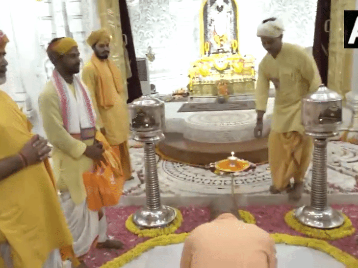 काशीमध्ये मुस्लिम महिलांनी प्रभू श्रीरामाची आरती केली: चित्रकूटमध्ये 30 लाख लोक पोहोचले; CM योगींनी गरीबांसोबत दिवाळी साजरी केली दिवाळीच्या पहाटे मुख्यमंत्री योगी राम मंदिरात पोहोचले आणि रामलल्लाचे दर्शन घेतले.