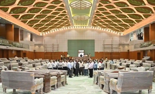 नई विधानसभा की सीलिंग पर उकेरी गई धान की बालियों की कलाकृति।