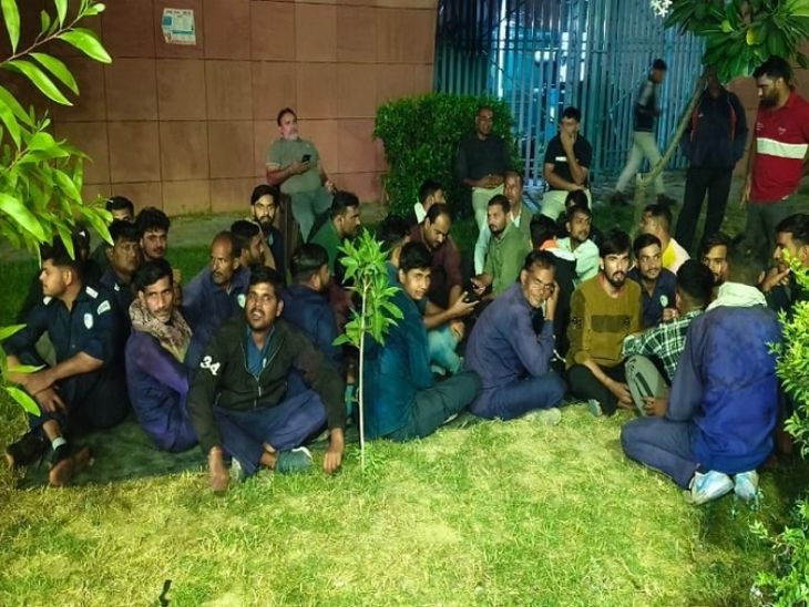 दिवाळीला बोनस न मिळाल्याने उघडले टोलचे गेट: आग्रा-लखनौ एक्सप्रेसवेवरून कर न भरता गेली 5,000 वाहने त्या रात्री कामगारांनी संपावर जाऊन कामावर बहिष्कार टाकला.