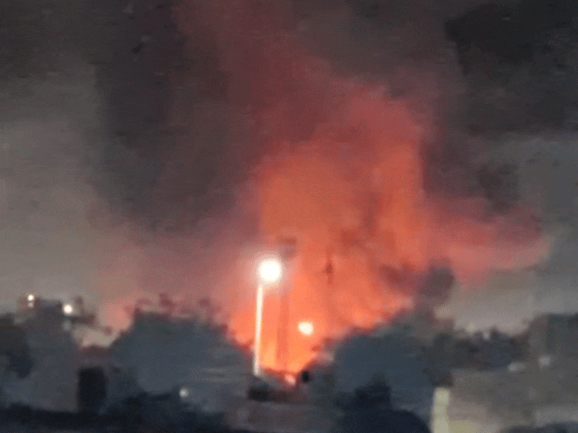 लगी आग दूर तक नजर आई।