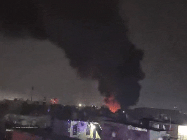 भदवासिया फ्रूट मंडी में लगी आग की लपटें और धुएं का गुबार तकरीबन 4-5 किलोमीटर दूर तक नजर आया।