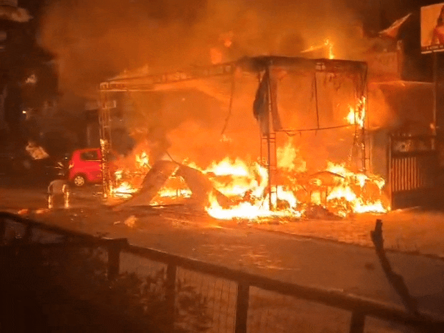 एयरफोर्स ऑफिसर्स मैस चौराहा के पास स्थित डेयरी व पटाखे की दुकान में लगी आग।