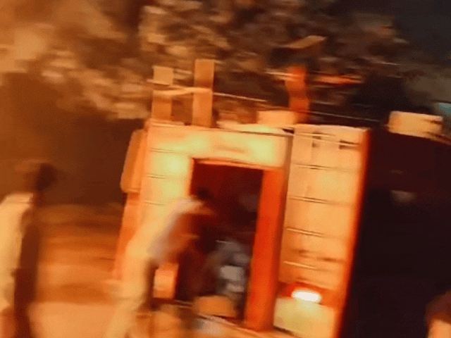 चौहाबो सेक्टर 21 सब्जी मंडी के पास सरस बूथ में धधकती आग।